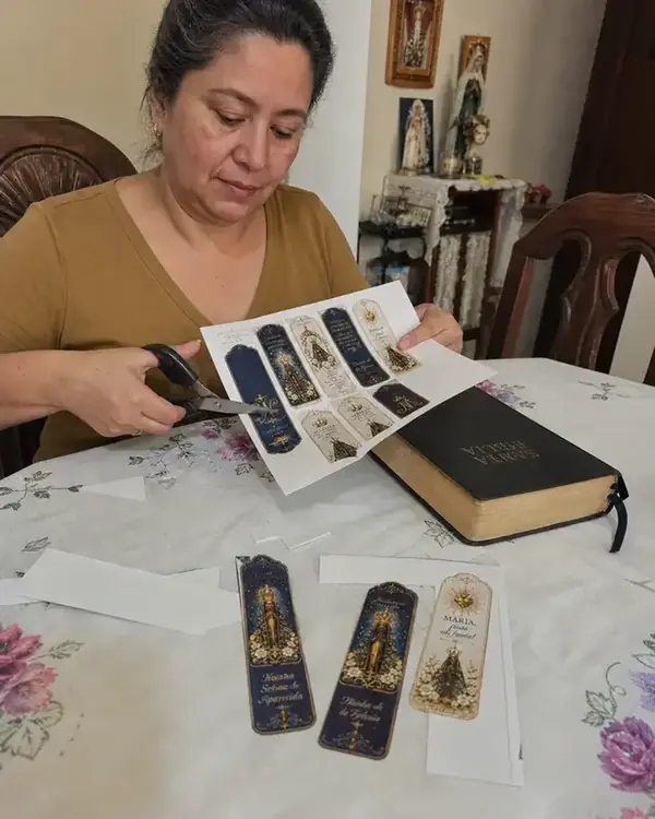 Clienta recortando su hoja de marcapáginas junto a la Biblia